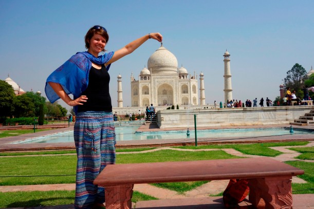 Im Taj Mahal hatten wir das erste Mal einen Tourguide. Nach ein wenig verhandeln kostete es uns dann 400 Rupees. Es hat sich gelohnt. Er hat einige lustige Bilder von uns gemacht und interessante Hintergrundinfos gegeben.