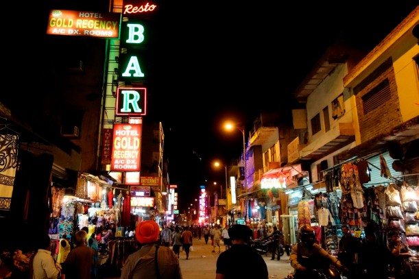 Main Bazar in Delhi bei Nacht