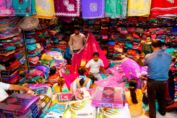 Shopping auf Indisch. Neue Saris für die Frauen.