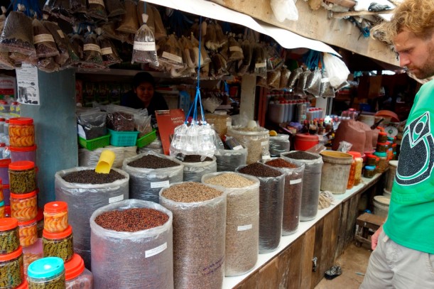 Auf dem Markt in Kampot gibt es natürlich jede Menge Pfeffer.