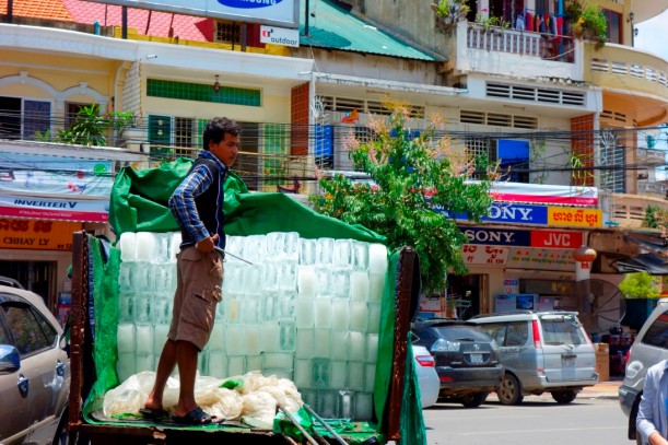Eislieferung am Central Market (Phsar Thmei).