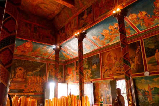 Wat Phnom von innen, mit seinen umfangreichen Wandbemalungen