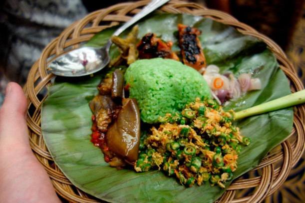 Wir haben uns durchprobiert. Von einer indonesischen Köstlichkeit zur anderen. In diesem Fall Balinesisch haben wir uns sagen lassen.