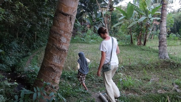 Die Tochter des Kembang Kuning Cottage führte uns über die Gärten und Felder der Familie und zeigte uns was sie so anbauen.