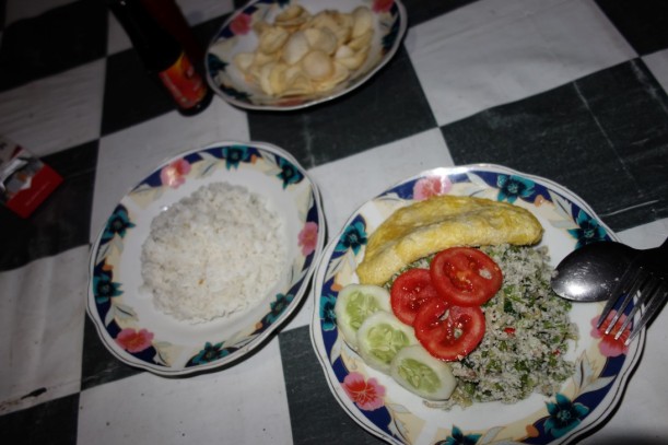 Traditionelles Sasak Gericht: Ohla-Ohla. Besteht aus Gemüse und frisch geraspelter Kokosnuss. Dazu gibt es Reis und Omlet. Von Haus aus vegetarisch.