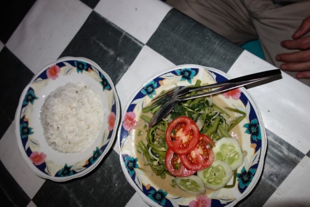 Ein weiteres traditionelles Gericht der Sasak: Urap-Urap, Bohnen, Sprossen und water spinach in Kokosnusssaft, Tamarind und anderen Gewürzen. Dazu ebenfalls Reis.