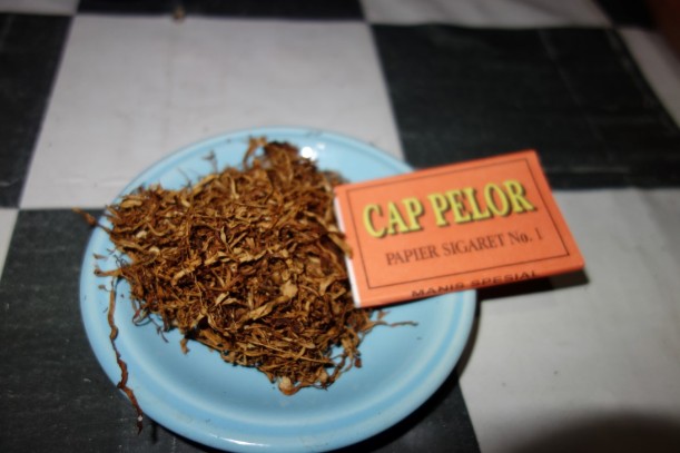 Tabak wird in der Gegend viel angebaut. Hier mit dem einheimischen Zigarettenpapier ohne Klebestreifen und dafür mit süßem Geschmack.