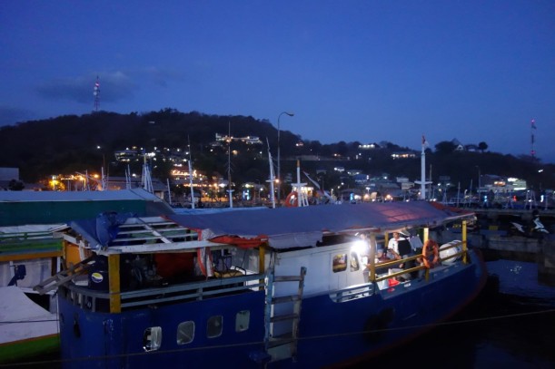 Labuan Bajo, der Hafen bei Nacht.