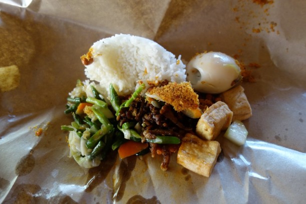 Unser täglich Brot: Nasi Campur von den unterschiedlichsten Restaurants. Tofu, Tempe, Bohnen, Gemüse, Ei und Reis. Warung Kampung war einer davon. Netter Besitzer. Etwas im Inneren von Gili Air gelegen.