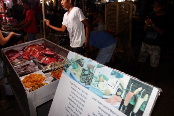 Der kleine Nachtmarkt von Gili Trawangan. Frischer Fisch...